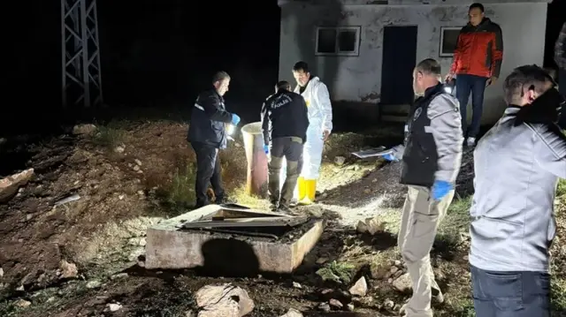 Polis ekipleri olay yerinde inceleme yapıyor