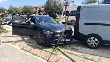 Antalya’da Park Halindeki Araca Çarpan Minibüs 4 Kişiyi Yaraladı