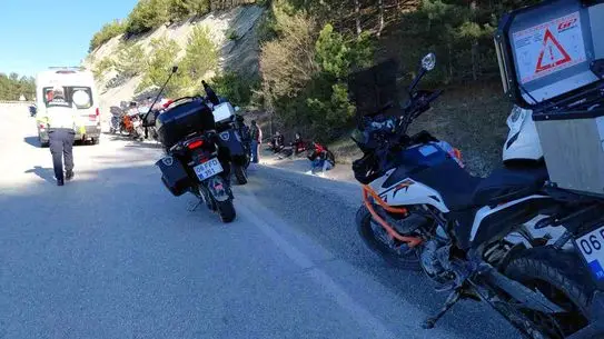 Mudurnu’da Motosiklet Çarpışması: 2 Sürücü Yaralı, Köpek Olayın İçinde