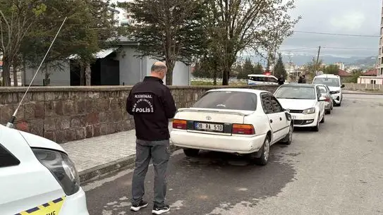 Kayseri Akaryakıt İstasyonunda Bıçaklı Saldırı: 1 Ölü, 2 Yaralı, Şüpheliler Kaçtı