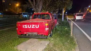 Bursa’da Kamyonet Kontrolünü Kaybedip Refüje Çarptı, Sürücü Hafif Yaralandı