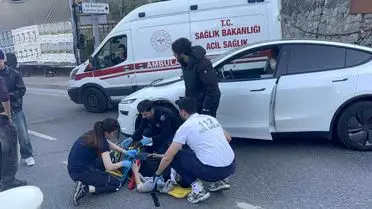 Şişli'de Tesla ile Motosiklet Çarpışması: Kaskı Olmayan Yolcu Yaralandı