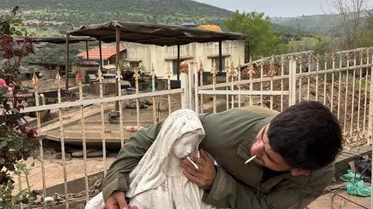 İsrail Askeri Personeli Meryem Ana Heykeline Sigarasını Koydu: Uluslararası Tepkiler Artıyor