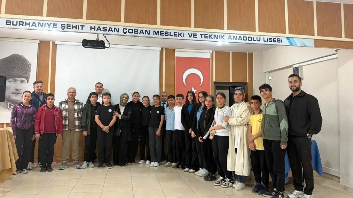 Burhaniye’de Öğrenciler Bilgi Yarışmasıyla Bilim ve Kültür Şölenine Katıldı