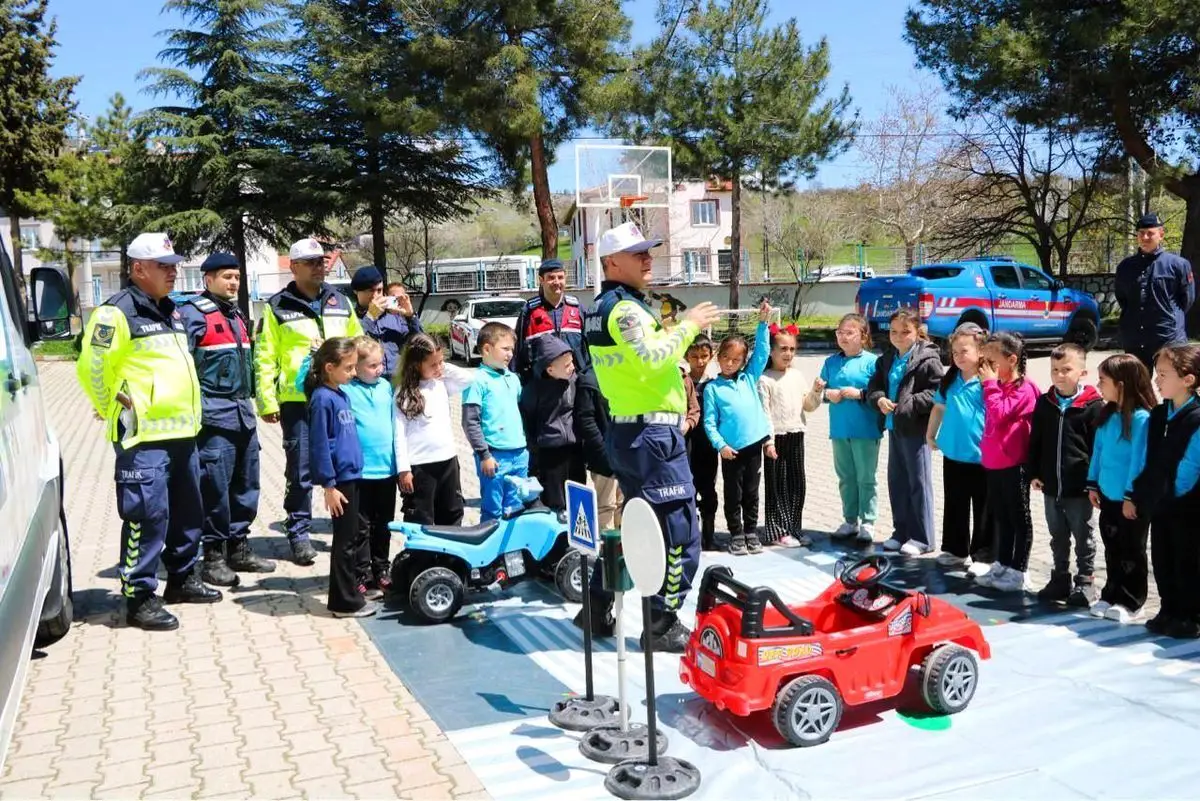 Simav’da Öğrenciler Trafik Kurallarını Öğreniyor