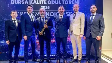 Arena Okulları’nın ödül alırken çekilmiş fotoğrafı