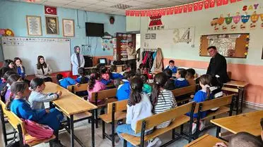 Diyadin Toklucak İlkokulu’nda Gül Hediyesiyle Öğretmenlere Moral Desteği