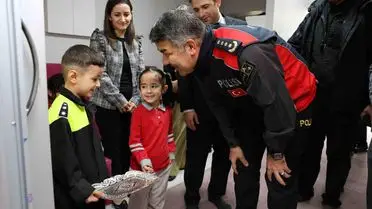 Çocukların emniyet kemeri denemesi