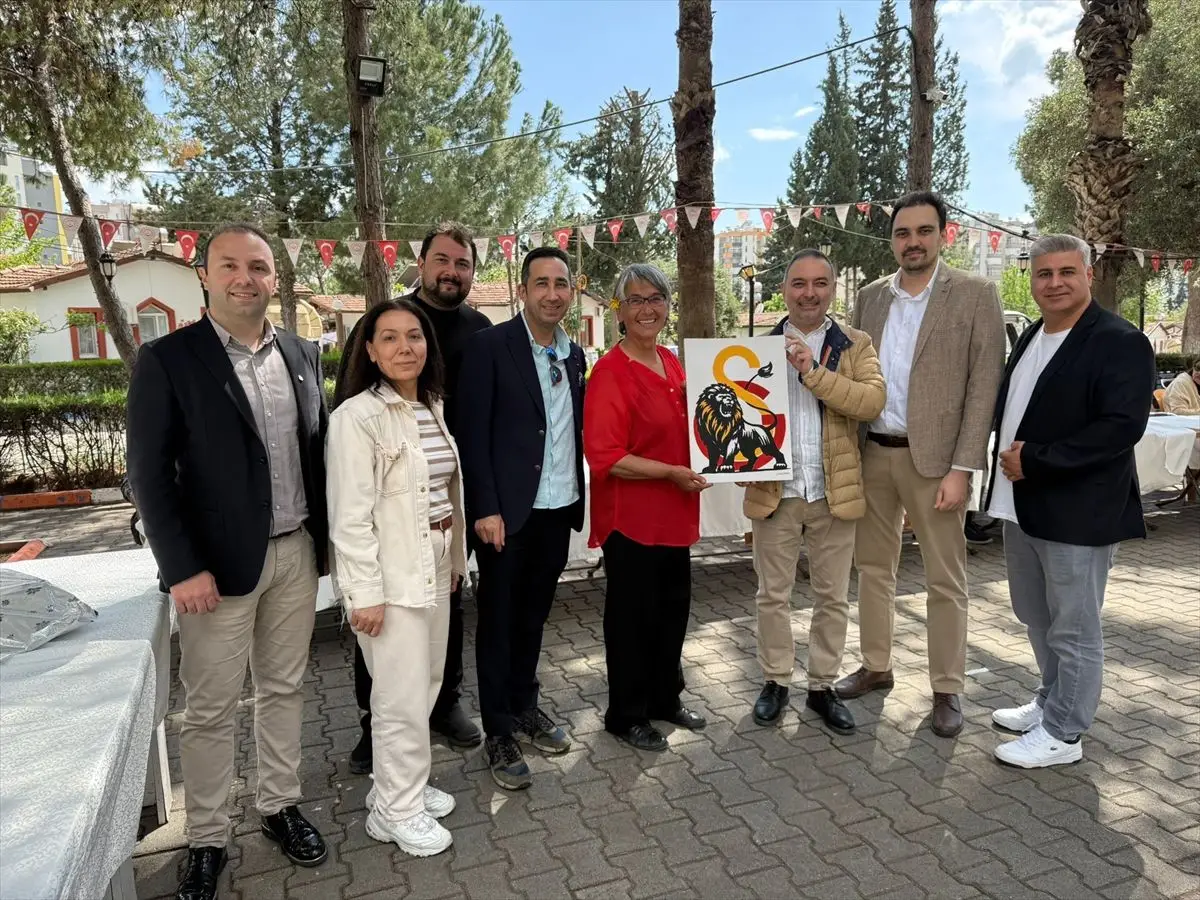 Adana Galatasaray Taraftarları Şehit Kara Pilot Huzurevi'nde Moral Desteği Sağladı