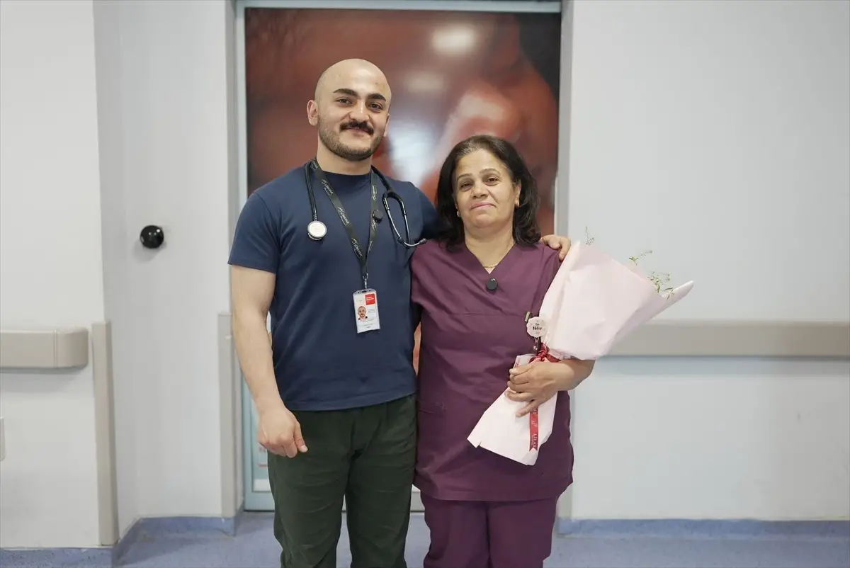 Malatya’da Doktor, Annesine Ebeler Haftası Sürprizi Yaptı