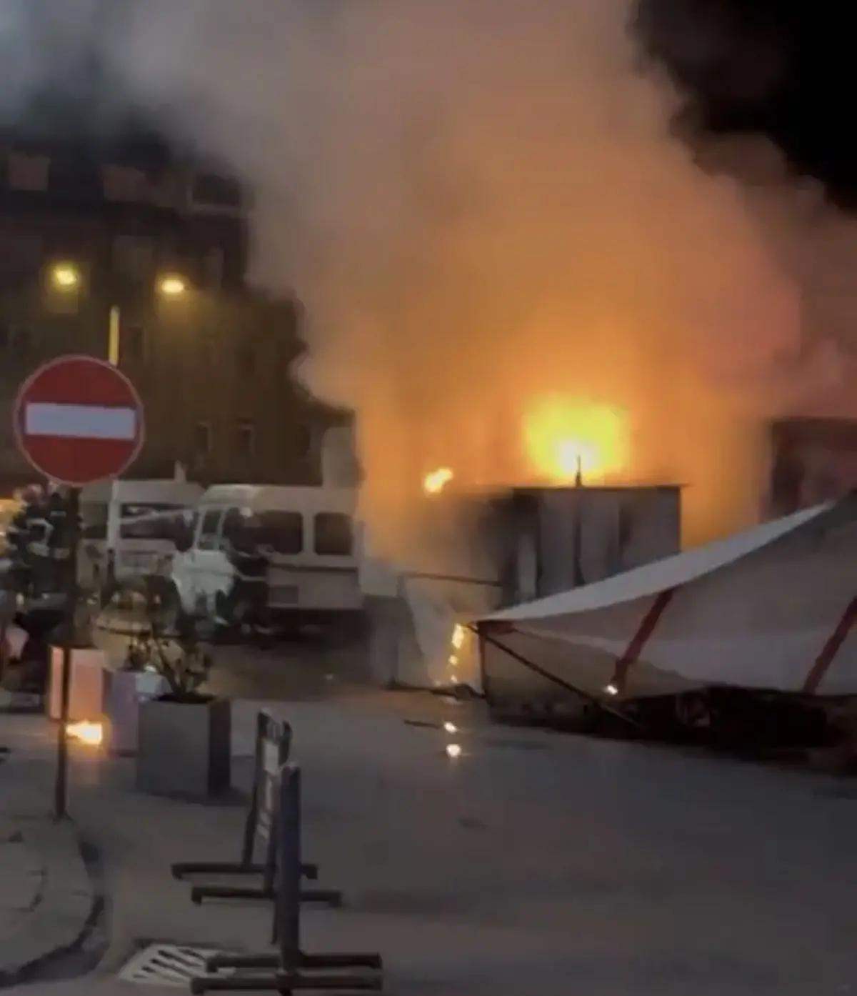 Bartın'da PTT Binası Önünde Şiddetli Yangın ve Patlama: Trafik Durduruldu