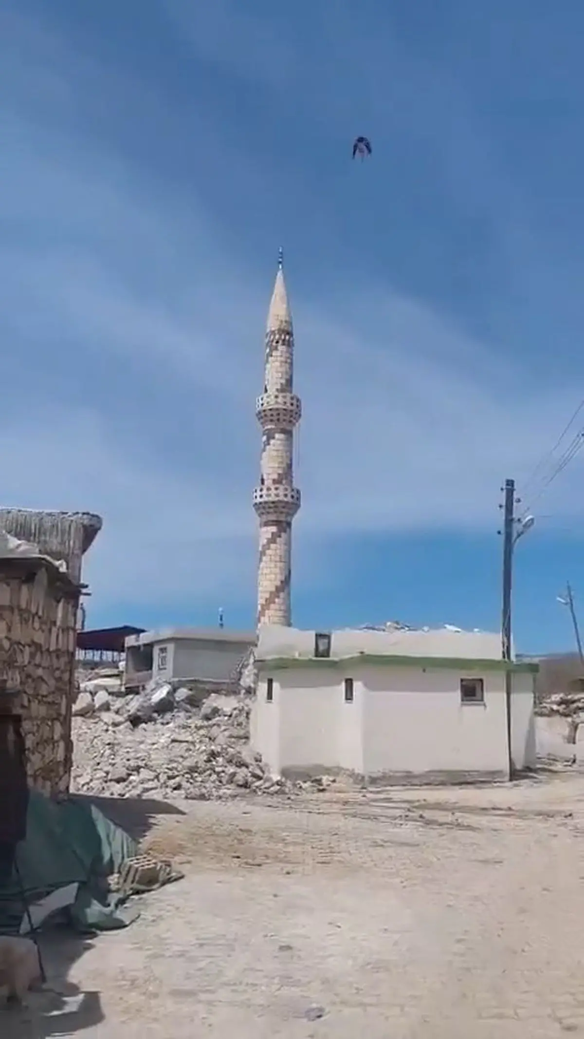 Diyarbakır’da Hasarlı Cami Minaresi Kontrollü Şekilde Yıkıldı