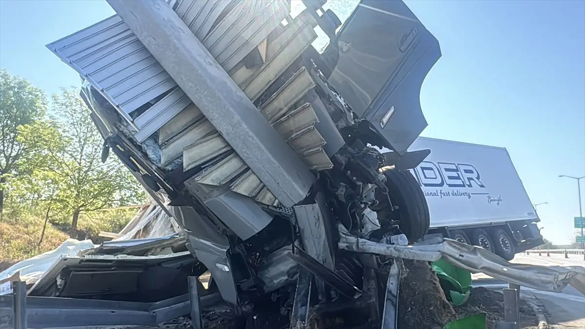 Edirne'de Tır Çarpması: Sürücü Yaralandı, Trafik Yoluna Kapandı