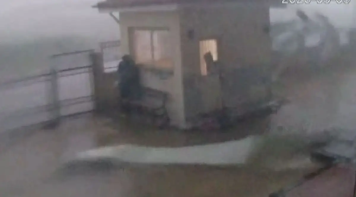 Gaziantep’te Fırtına Çobanını Okul Koridorunda Zor Anlarla Bıraktı