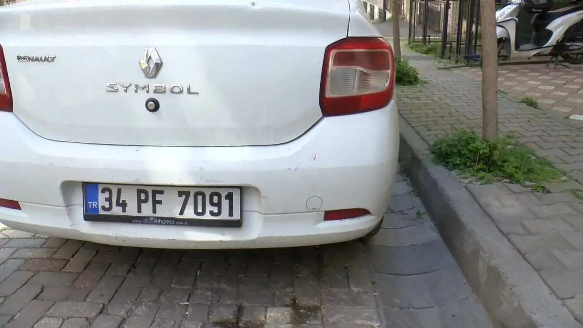Güngören'de İş Makinesi Kontrolsüz Kayan Araçları Zincirleme Çarptı