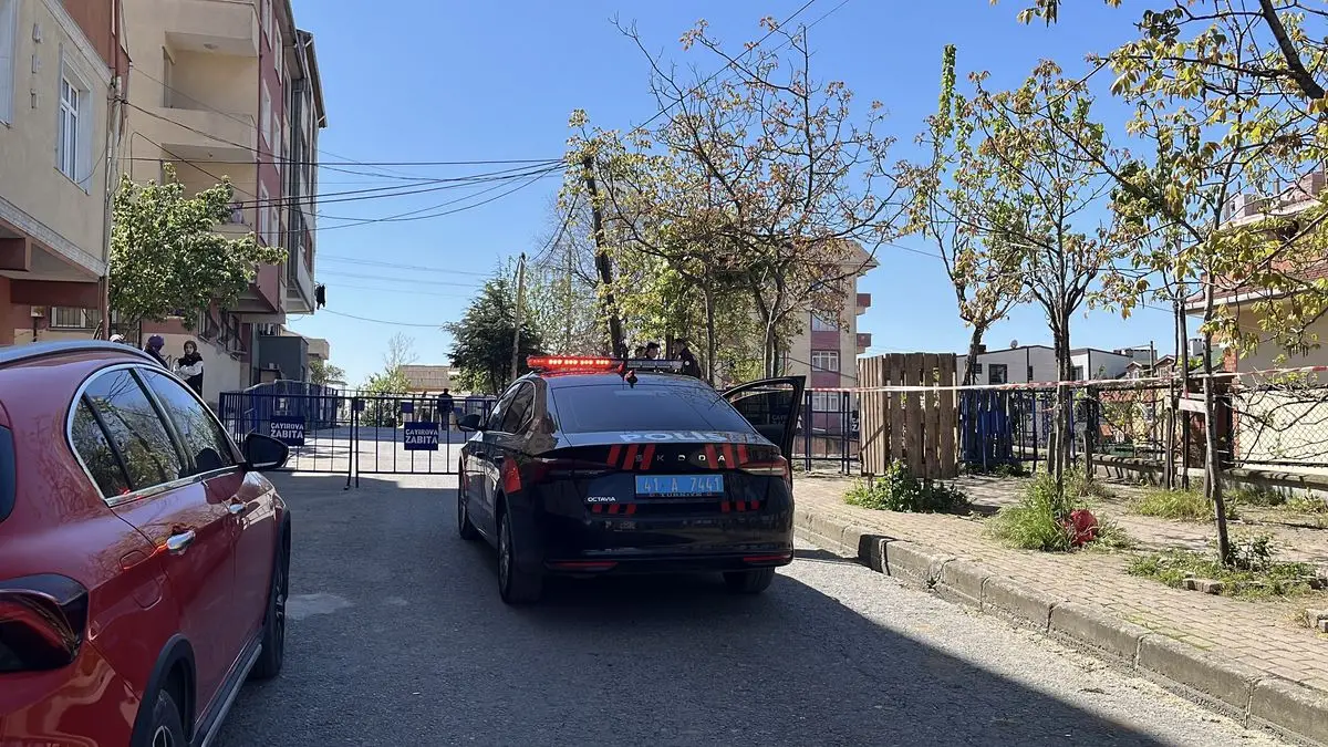 Çayırova’da İstinat Duvarı Çöktü: Otomobil Bahçeye Sürüldü