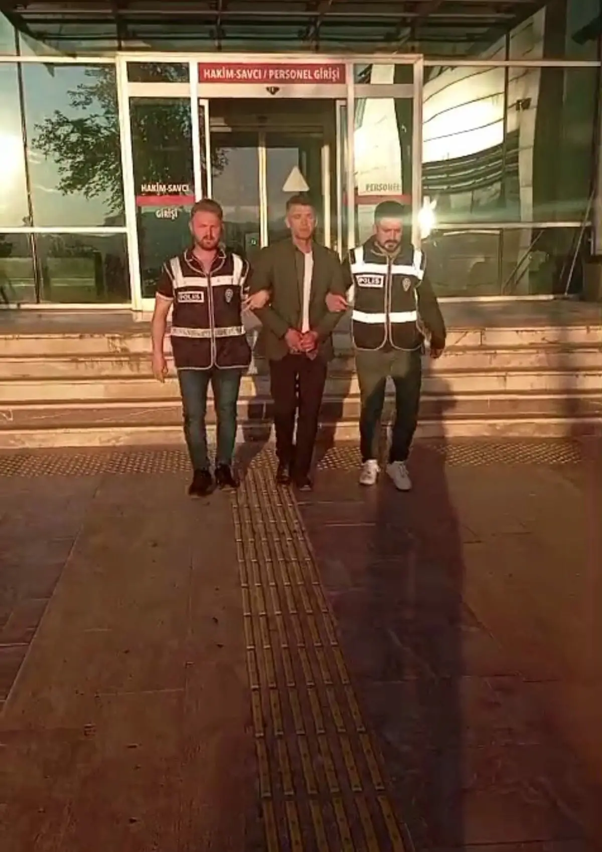 İzmir’de 21 Yıllık Kaçaklık Son Buldu: 2005 Cinayet Şüphelisi Ercan Özkoç Tutuklandı