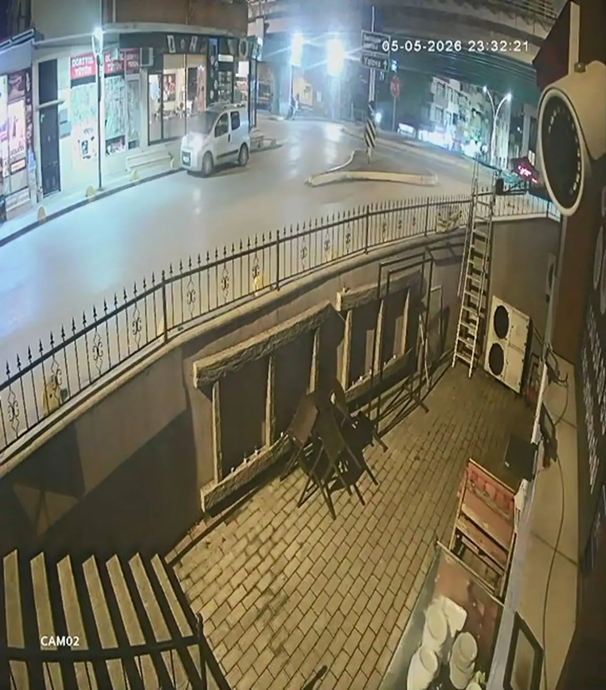 Gölcük'te Motosiklet ve Kamyonet Çarpışması: 2 Ağır Yaralı