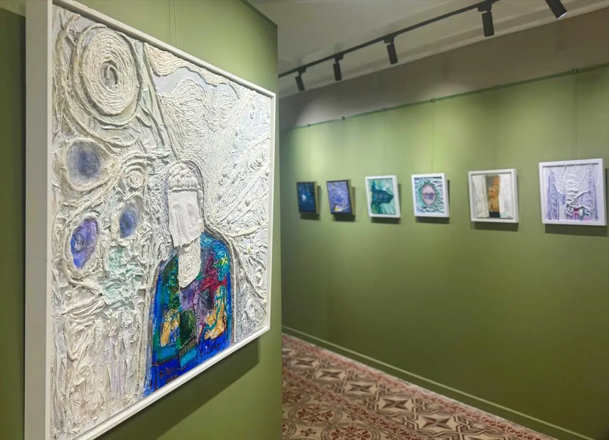 Dolmabahçe'de Hülya Yazıcı'nın 40 Yıllık Sanat Yolculuğu 'Perde' Sergisi Açıldı