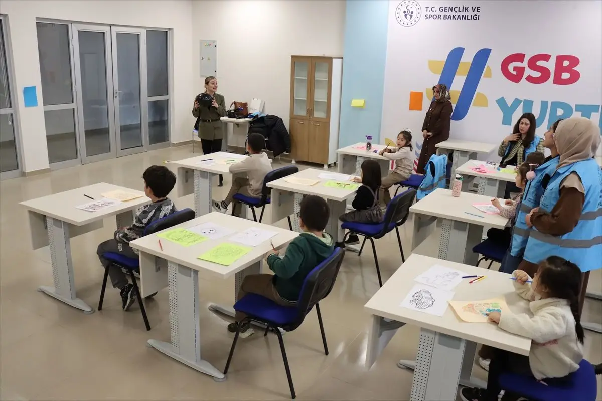 Üniversiteli gönüllüler çocuklara ders veriyor
