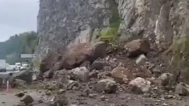 Artvin’in Kemalpaşa İlçesinde Heyelan: Yol Kapandı, Park Halindeki TIR Hasar Aldı