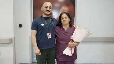 Doktor Buğra Şekerci ve annesi Nefise Şekerci mutlu anı