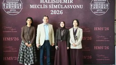 Meclis oturumu sırasında öğrenciler