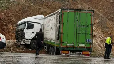 Doğanşehir'de Yoldan Çıkan Tır Sürücüsü Hastaneye Sevk Edildi