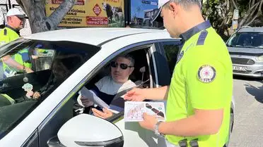 Tarsus'ta Trafik Haftası: Polisler Sürücülere Bilgi ve Çocuklara Hediyeler Sunuyor