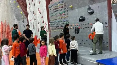 Etkinlikte çocuklar koşu yarışına katılıyor