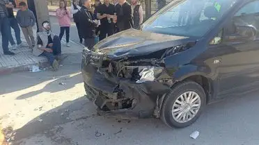 Polis memurları kazayı inceleme