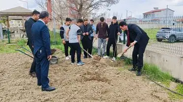 Öğrencilerin diktiği meyve fidanları