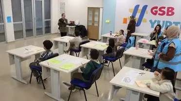 Ders sırasında öğrenciler ve gönüllüler