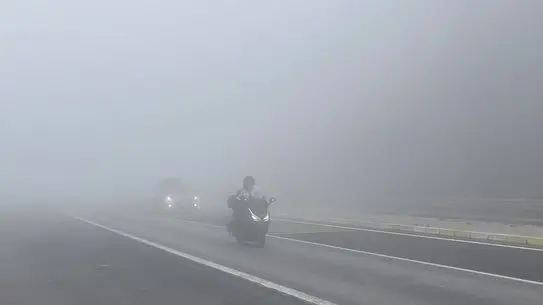 Sisli yol manzarası