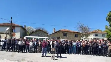 Yağmur duası sırasında köylülerin elleri gökyüzüne uzanıyor