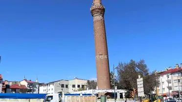 Sivas’ın 829 Yıllık Ulu Camii’nde Eğik Minare Restorasyonu Hız Kesmeden Sürüyor