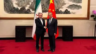 İran Dışişleri Bakanı Arakçi, Çin'de Wang Yi ile Görüşerek ABD'ye Yanıt Aradı