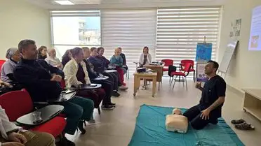 Eğitim sırasında uygulamalı CPR demonstrasyonu