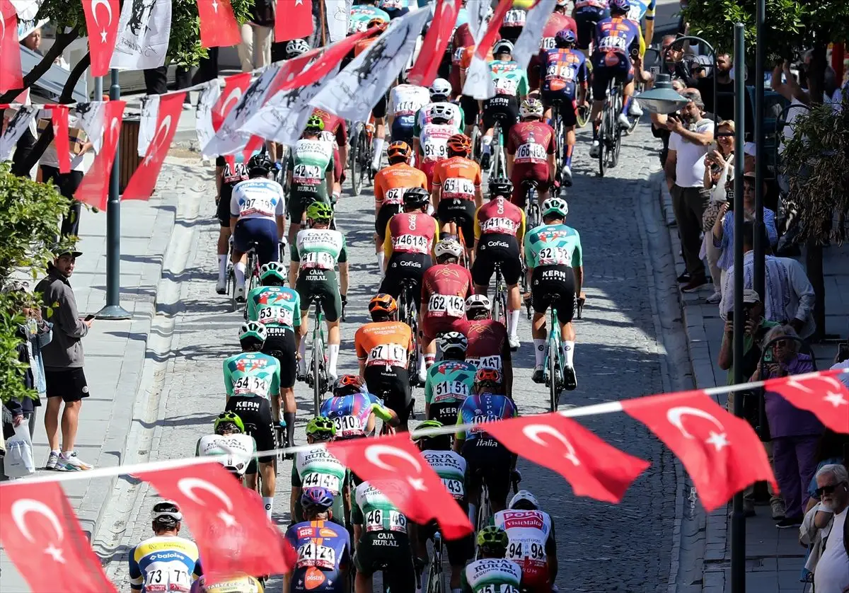 61. Türkiye Bisiklet Turu Çeşme'de Rüzgar Gibi Başladı