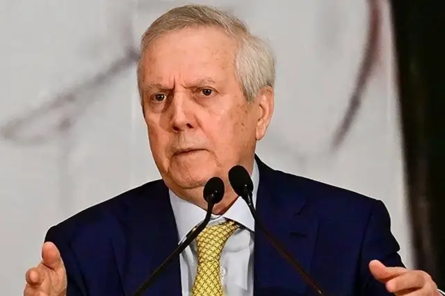 Aziz Yıldırım toplantı odasında