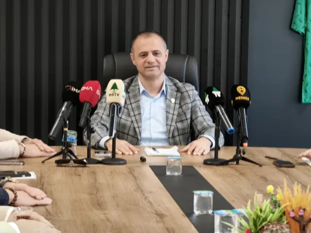 Otobüslerdeki renkli bayraklar