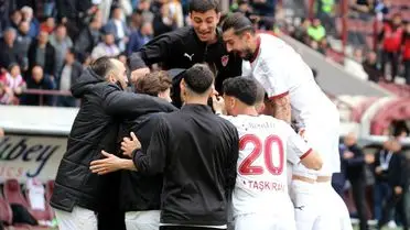 Elazığspor, 21 Futbolcuyla Play‑off Yolculuğu İçin Adana’ya Hareket Etti