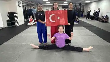 Kayseri’de Minik Sporcuların Bayraklı Gösterisi Şehrin Gözlerini Aldı