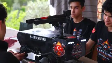 Reyhanlı Lisesi Öğrencileri Geri Dönüşüm Malzemeleriyle İnsansız Araç Prototipini Tanıttı
