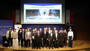 Etkinlik sırasında sunum yapan konuşmacı