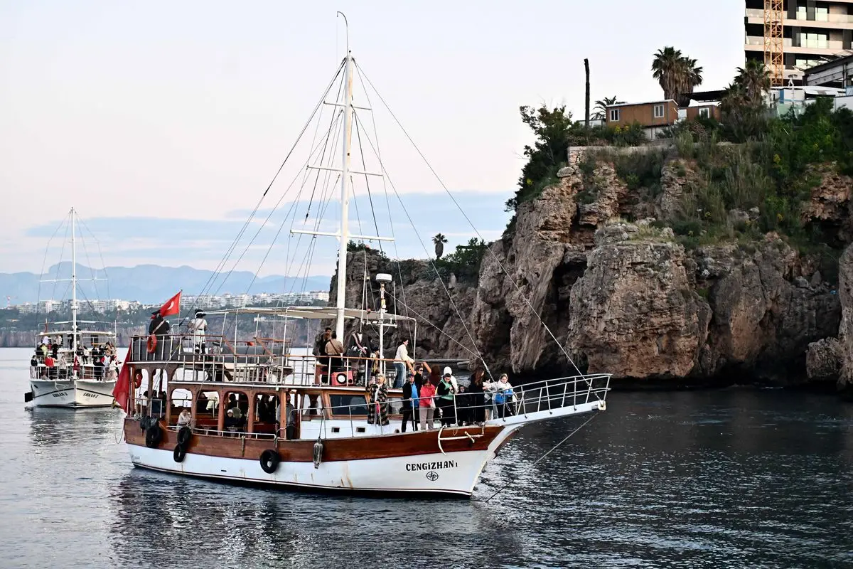 Antalya’da Hıdırellez Kutlaması: Dilekler Akdeniz’e Serbest Bırakıldı