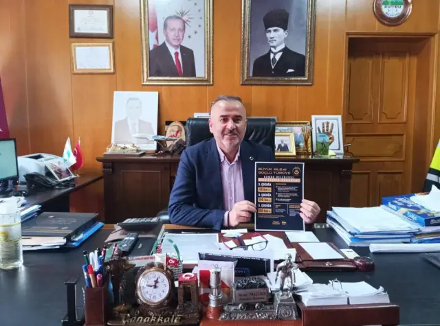 Belediye binası önünde duyuru pankartı
