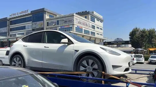 Başakşehir'de Silahlı Saldırı: Park Halindeki Araçta Yaralanma
