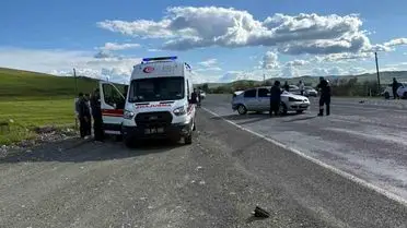 Karakoçan'da İki Araç Çarpıştı: 3 Kişi Hastaneye Kaldırıldı