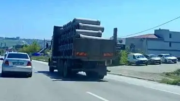 Samsun’da Güvenlik Önlemi Almadan Taşınan Beton Borular Sürücülerde Öfke Yarattı